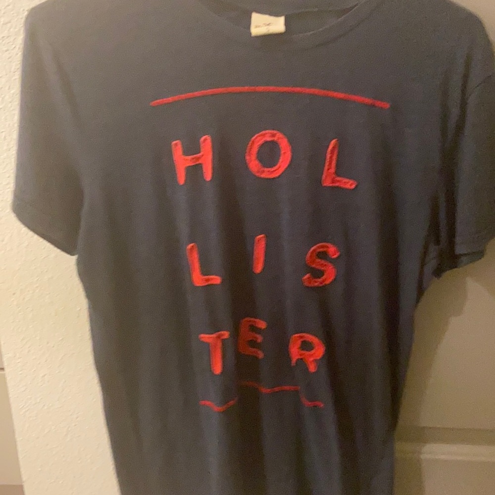 HOLLISTER - SIZE SMALL - SHORT SLEEVE